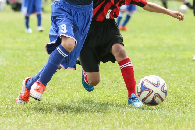 Les jambes de deux footballeurs