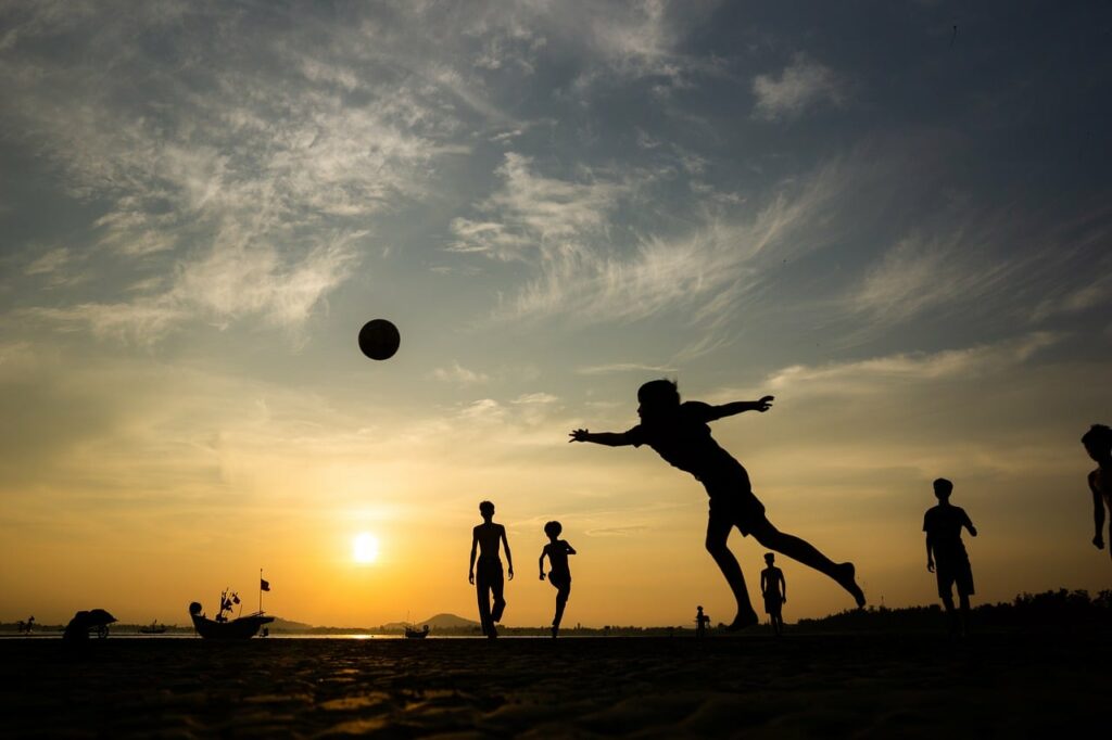 les jeunes jouent le foot