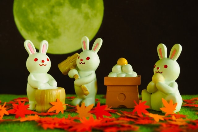 Devant la pleine lune, 3 lapins qui pilent le mochi